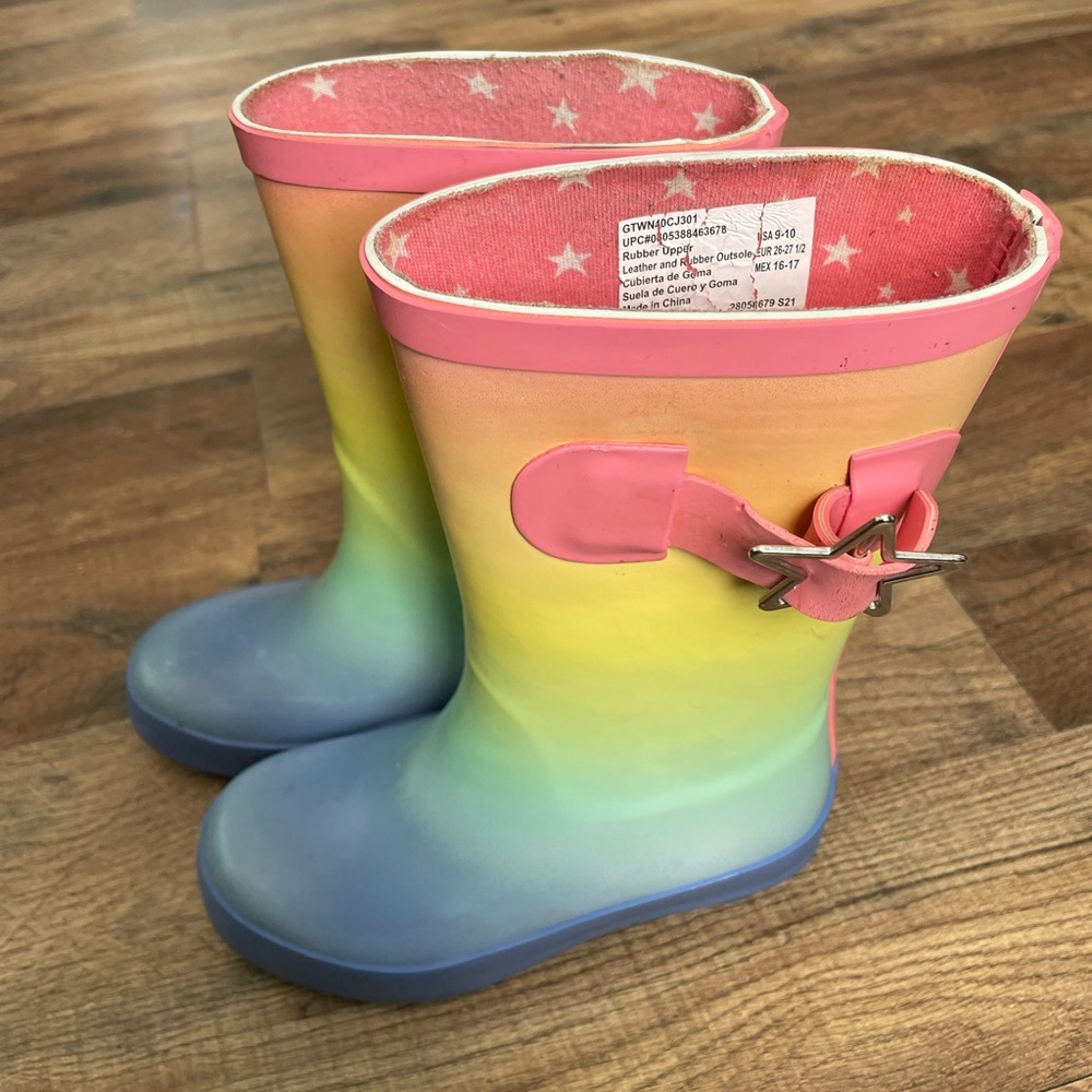 Girls size 9/10 rainbow rain boots.